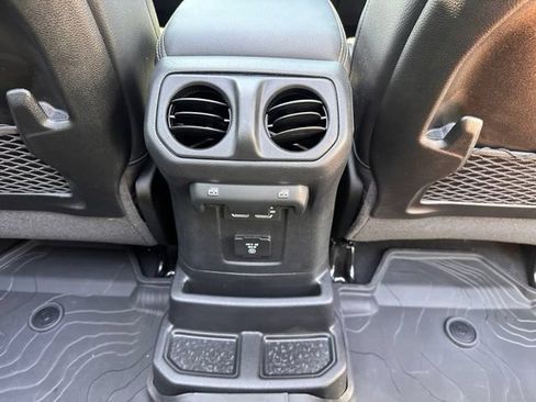 Used 2025 Jeep Wrangler Unlimited Sahara AWD/4WD image 31