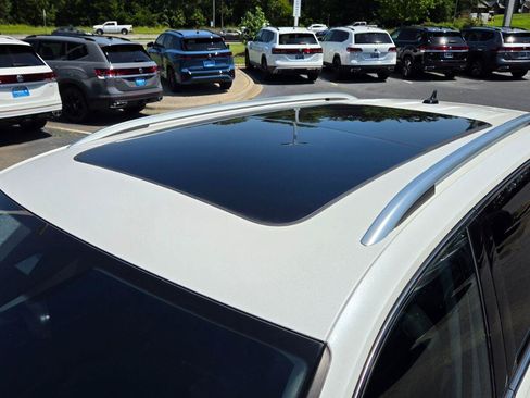 Certified 2023 Volkswagen Tiguan SE w/ Panoramic Sunroof Package FWD image 11