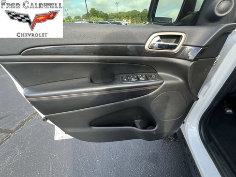 Used 2017 Jeep Grand Cherokee Laredo AWD/4WD image 27