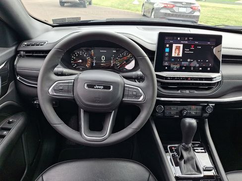 Used 2023 Jeep Compass Latitude AWD/4WD image 2