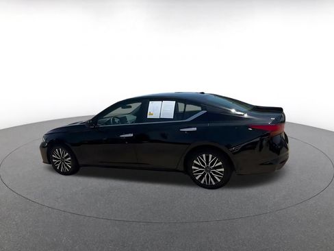 Used 2025 Nissan Altima 2.5 SV FWD image 9