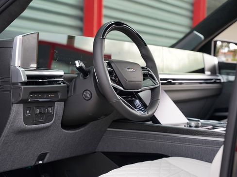 Used 2026 Cadillac Escalade V w/ LPO, ONYX Package image 4