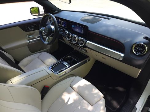 Used 2025 Mercedes-Benz EQB 300 4MATIC image 24