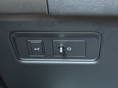 Used 2018 Land Rover Range Rover Sport SE image 34