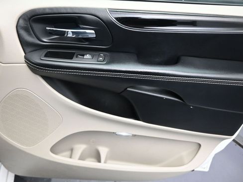 Used 2016 Dodge Grand Caravan SE image 23