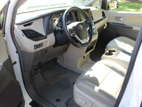 Used 2017 Toyota Sienna XLE Premium image 8