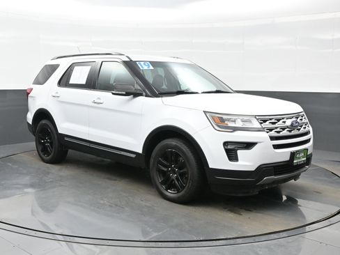 Used 2019 Ford Explorer XLT w/ Equipment Group 201A image 8