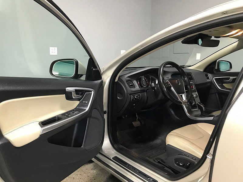 Used 2017 Volvo V60 T5 Platinum FWD image 9