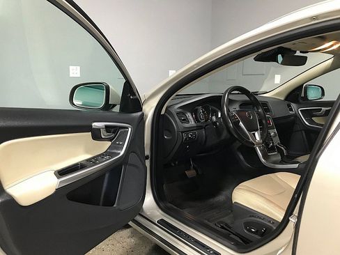 Used 2017 Volvo V60 T5 Platinum FWD image 9