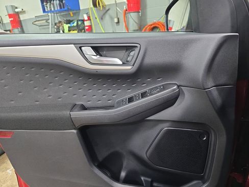 Used 2020 Ford Escape SE image 23