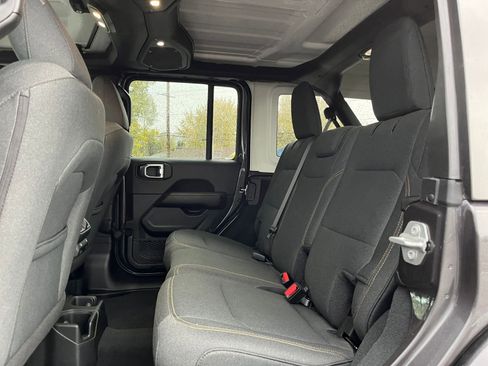 Used 2025 Jeep Wrangler Sahara image 24