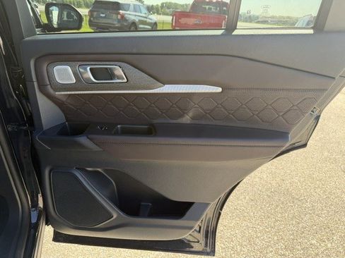 Used 2025 Ford Explorer Platinum w/ LUX Leather Package AWD/4WD image 34