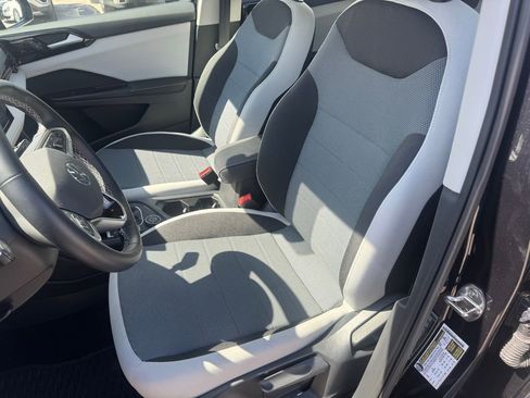 Certified 2025 Volkswagen Tiguan SE image 7