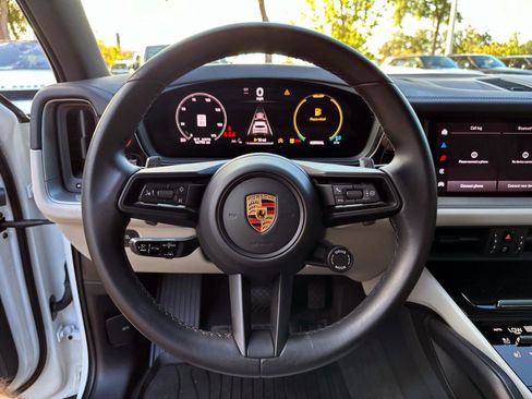 Used 2024 Porsche Cayenne image 25