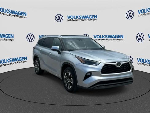 Used 2025 Toyota Highlander XLE FWD image 2
