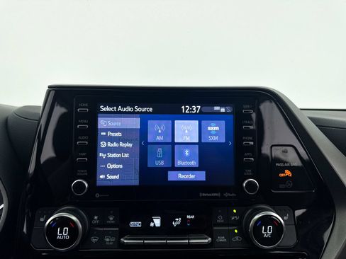 Used 2022 Toyota Highlander XLE FWD image 25