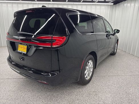 New 2026 Chrysler Pacifica Select image 6