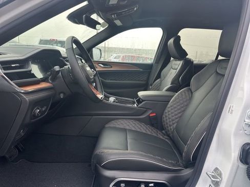 New 2025 Jeep Grand Cherokee Summit image 15