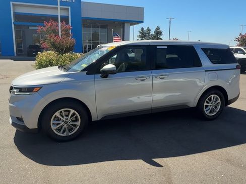 Used 2022 Kia Carnival LX FWD image 3
