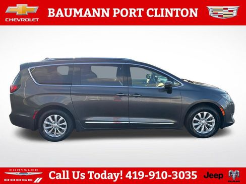 Used 2018 Chrysler Pacifica Touring-L FWD image 7