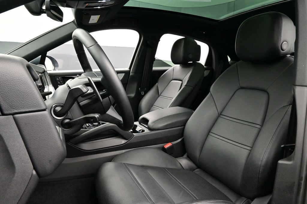 Certified 2024 Porsche Cayenne Coupe AWD/4WD image 5