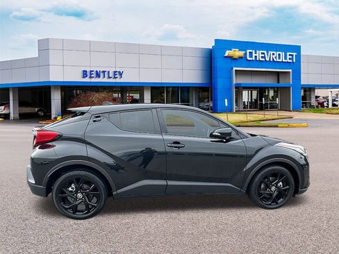 Used 2022 Toyota C-HR XLE image 6