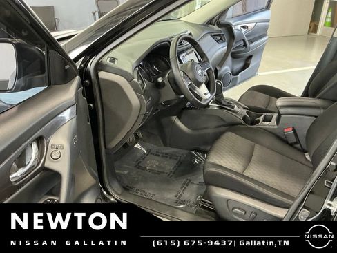 Used 2019 Nissan Rogue SV w/ Premium Package FWD image 6
