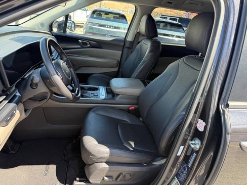 Used 2025 Kia Carnival FWD image 3
