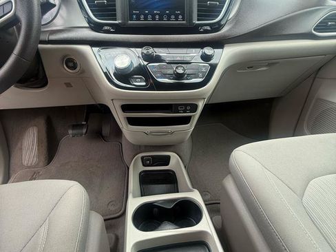 Used 2018 Chrysler Pacifica L FWD image 23
