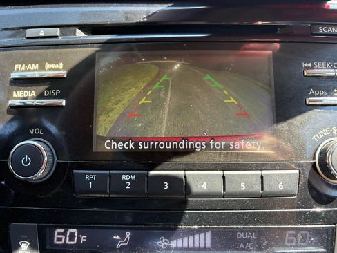 Used 2015 Nissan Rogue SV AWD/4WD image 16
