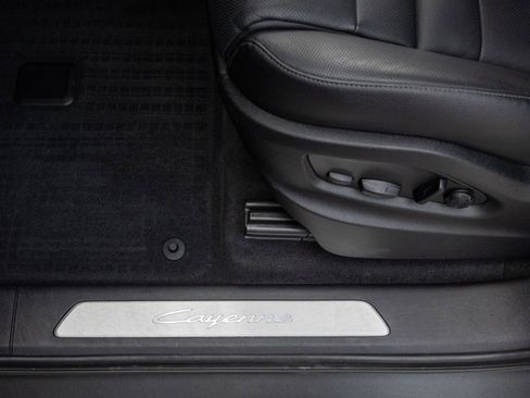Certified 2025 Porsche Cayenne AWD/4WD image 22