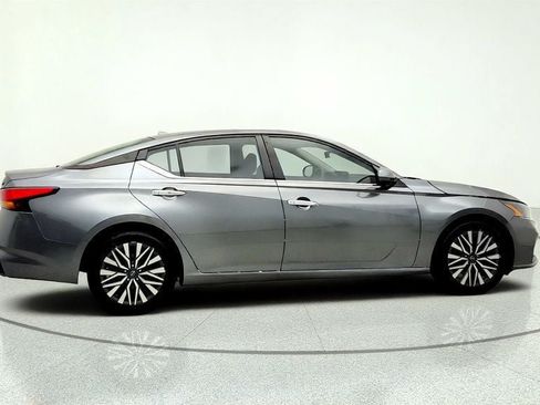 Used 2023 Nissan Altima 2.5 SV w/ SV Premium Package FWD image 4