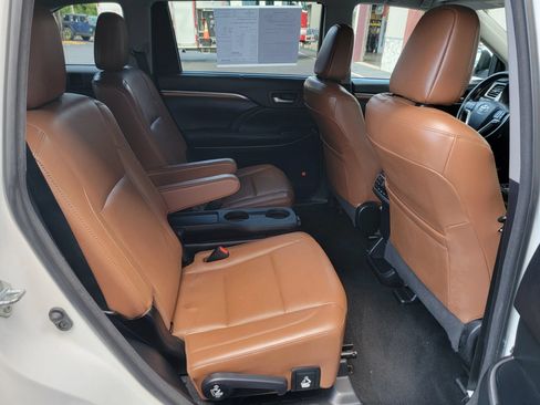 Used 2017 Toyota Highlander AWD V6 image 17