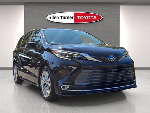 Used 2024 Toyota Sienna Platinum image 2