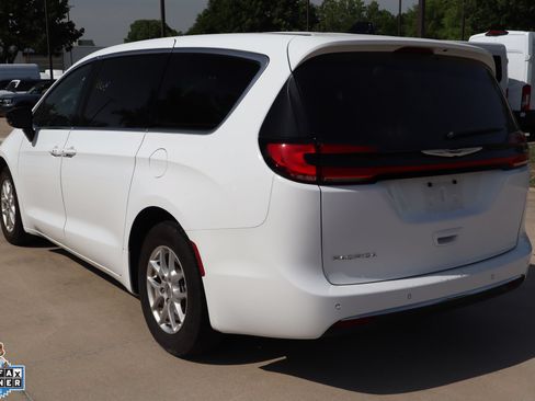 Used 2025 Chrysler Pacifica Select FWD image 6