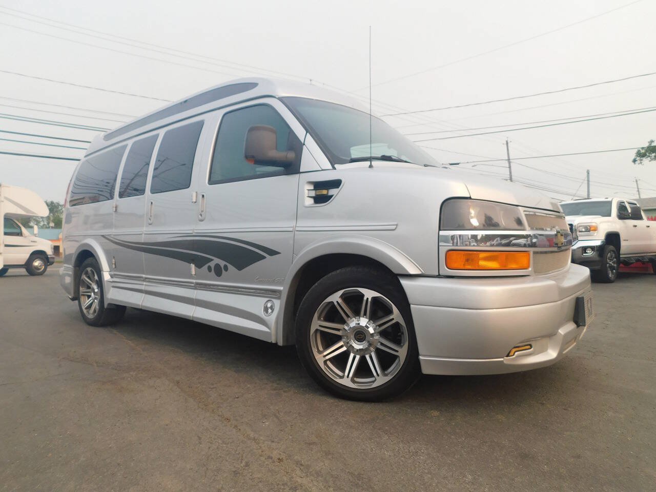 Used 2016 Chevrolet Express 2500 RWD image 2