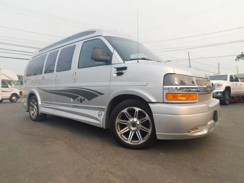Used 2016 Chevrolet Express 2500 RWD image 2