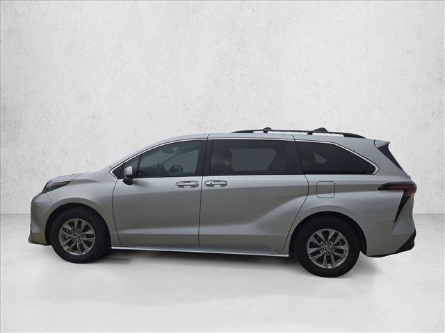 Used 2025 Toyota Sienna XLE FWD image 7