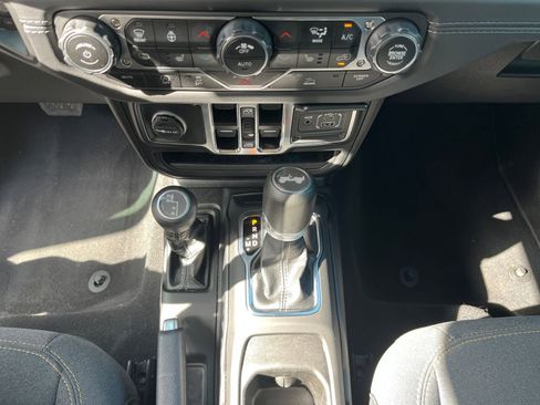 Used 2025 Jeep Wrangler Sahara AWD/4WD image 41