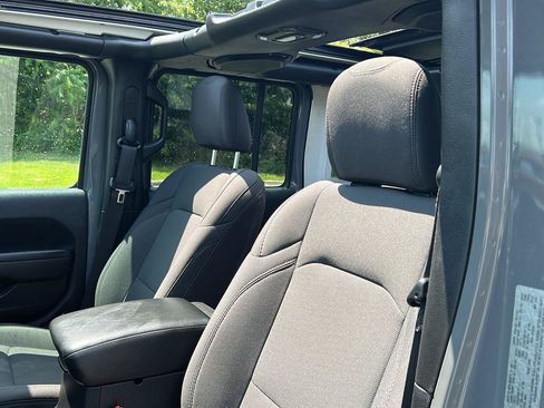 Used 2023 Jeep Wrangler Unlimited w/ Sun & Screen Package AWD/4WD image 15
