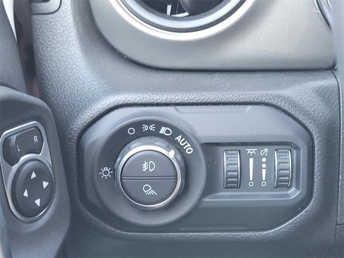 Used 2022 Jeep Gladiator Willys image 16