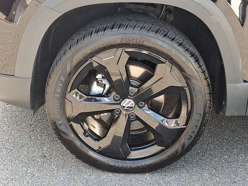 Certified 2025 Volkswagen Taos SEL AWD/4WD image 28