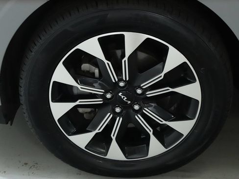 Used 2024 Kia Carnival EX FWD image 45