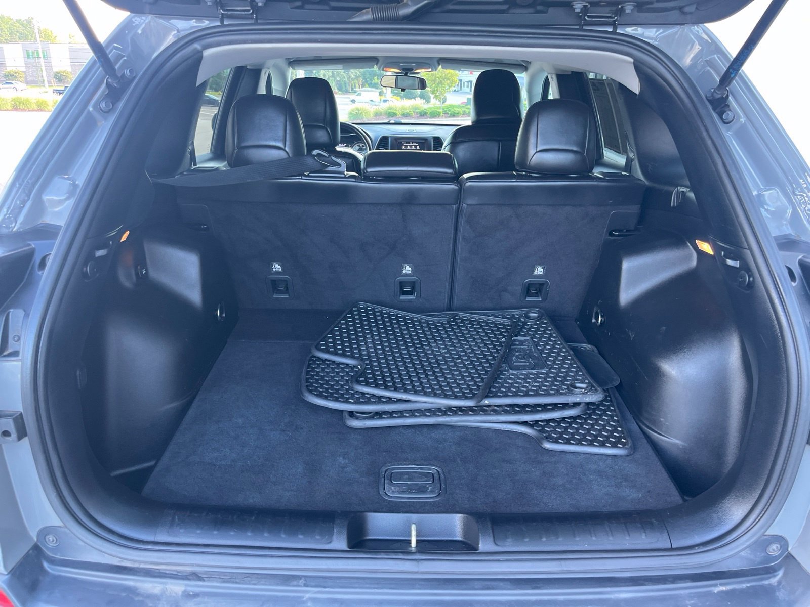 Used 2019 Jeep Cherokee Latitude Plus w/ Cold Weather Group AWD/4WD image 31