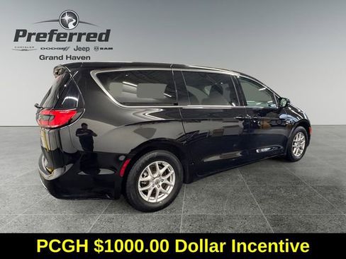 Used 2024 Chrysler Pacifica Touring-L image 17