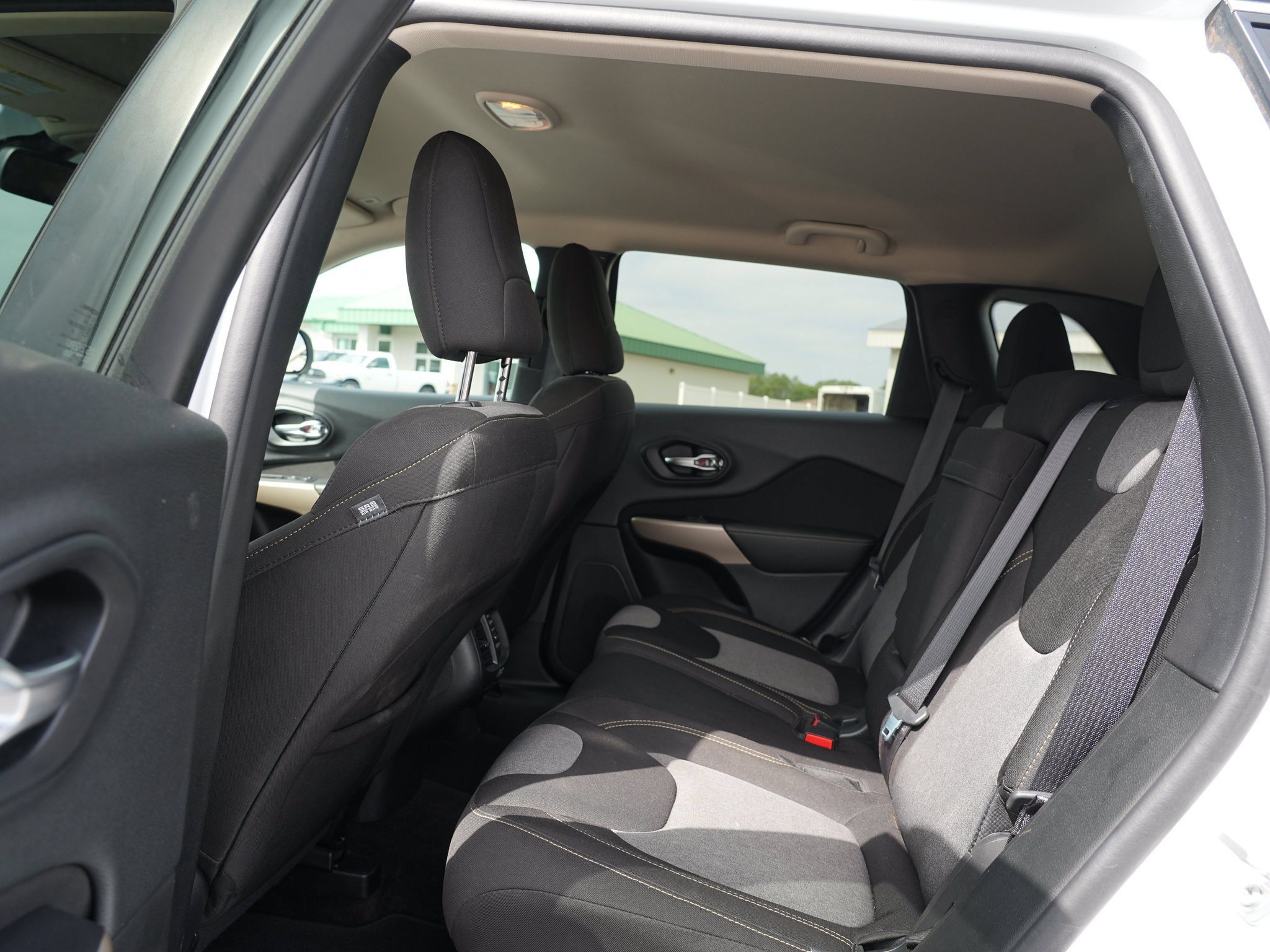 Used 2018 Jeep Cherokee Latitude w/ Safety Group AWD/4WD image 18