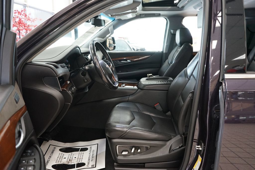 Used 2018 Cadillac Escalade Luxury AWD/4WD image 32