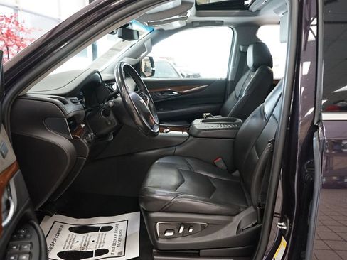 Used 2018 Cadillac Escalade Luxury AWD/4WD image 32