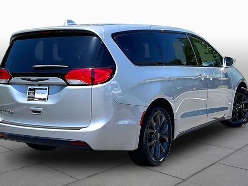 Used 2019 Chrysler Pacifica Touring Plus w/ S Appearance Package FWD image 13