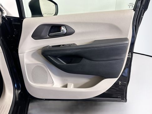 Used 2023 Chrysler Pacifica Touring-L image 31